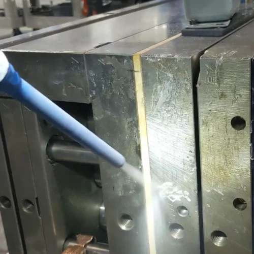 Verwijderen van lossingsmiddel en vloeibare siliconenrubber uit LSR-matrijzen met droogijsreiniging