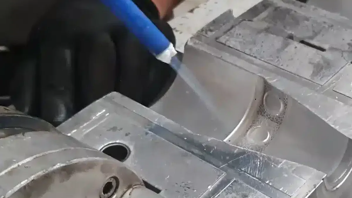 Cold Jet dry ice blasting cleans a blow mold without disassembly