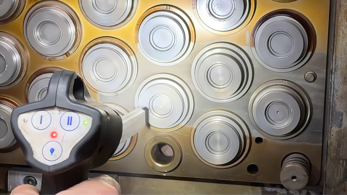 Cold Jet dry ice blasting cleans a rubber mold without affecting the finish