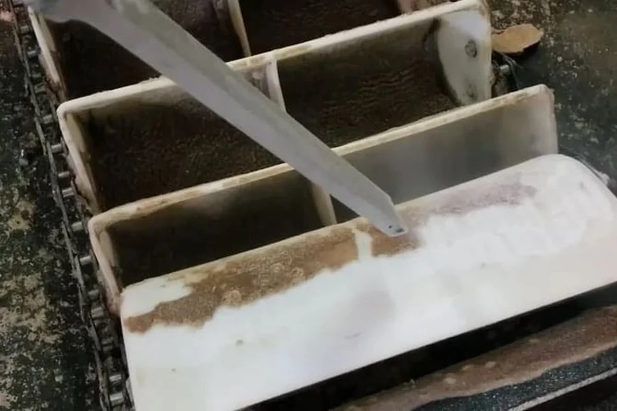 Cold Jet dry ice blasting in dairy production and cheese molds