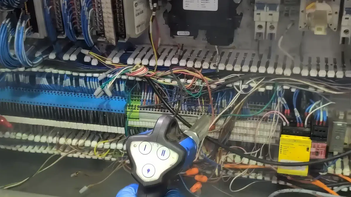 Cold Jet dry ice blasting cleans an electrical switch cabinet without conducting current